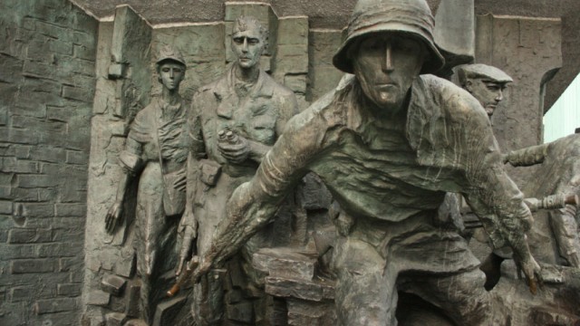 Lektionen der Geschichte: Späte Ehrung: Der Grundstein für das Denkmal des Warschauer Aufstandes wurde erst 40 Jahre nach seinem Ausbruch gelegt.