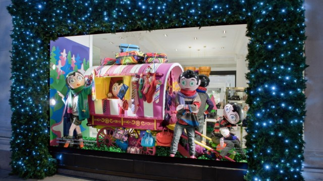 Schaufenster in London: Diese Schaufenster-Deko bescherte dem Londoner Kaufhaus Selfridges einen Skandal: Die Puppen in der Weihnachtsdeko erinnerten an die Maske, mit der der im Sommer verstorbene Komiker Chris Sievey aufzutreten pflegte.