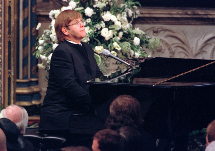Elton John spielt "Candle in the Wind" auf der Beerdigung von Prinzessin Diana, 1997