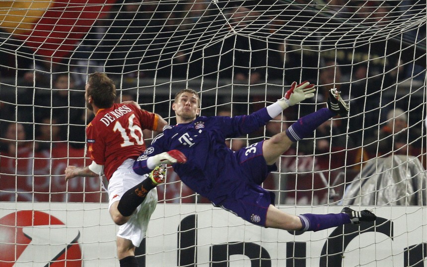 AS Roma's De Rossi challenges Bayern Munich goalkeeper Kraft during their Champions League Group E soccer match in Rome