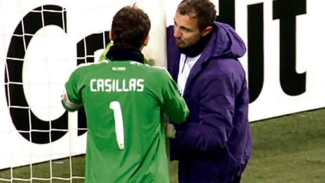 Champions League: Real Madrid: Dann plötzlich: Gesprächsbedarf zwischen Reservekeeper Dudek (rechts) und Real-Torwart Casillas.