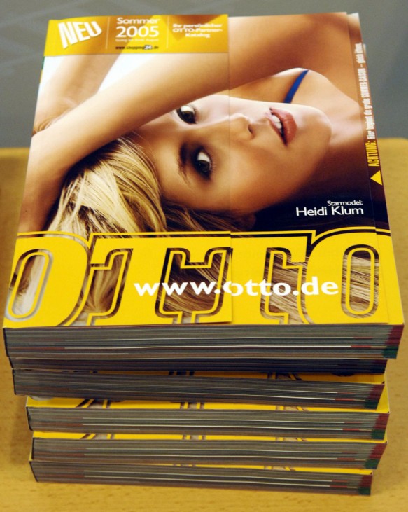 Der Otto-Versand wirbt auf seinen Katalogen mit bekannten Models, wie Heidi Klum. Auf Facebook soll nun ein 22 Jahre alter Student mit blonder Perrücke das Unternehmen präsentieren.