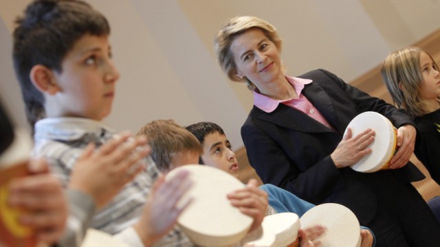 Ursula von der Leyen besucht Kinderuebungsstunde der Nuernberger Symphoniker