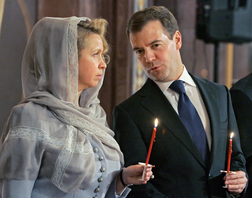Medwedew mit Frau bei Ostermesse