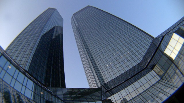 Die Zwillingstürme der Deutschen Bank in Frankfurt am Main werden nach drei Jahren wieder bezogen.