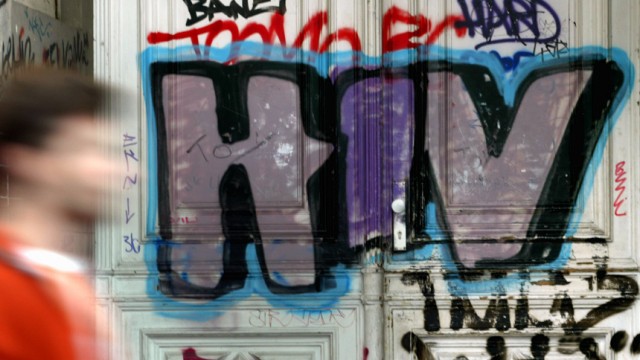 "HIV" Graffiti an Berliner Hauswand, 2004