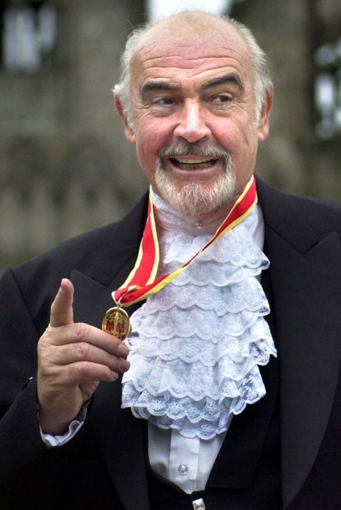 Sir Sean Connery präsentiert nach dem Ritterschlag seine Medaille