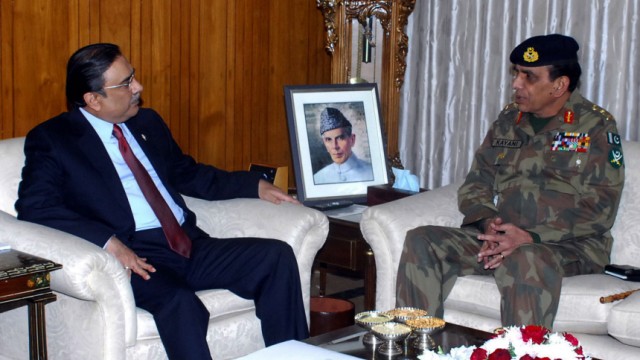 Wikileaks: Pakistan: Armeechef Ashfaq Parvez Kayani (rechts) gilt in Washingtons als der mächtigste Mann in Pakistan. Präsident Asif Ali Zardari (links) befürchtet, dass das Militär ihn ausschalten will. Das geht aus den Wikileaks-Dokumenten hervor.