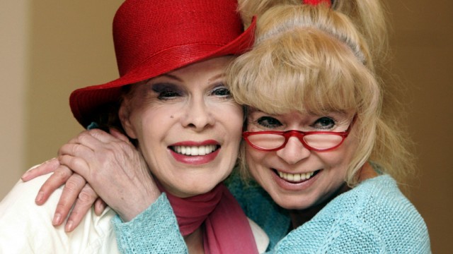 Ingrid Steeger (rechts) und die inzwischen verstorbene Elisabeth Volkmann posierten vor fünf Jahren im Rahmen des Theaterstücks 'Die Klimbim Familie lebt'.