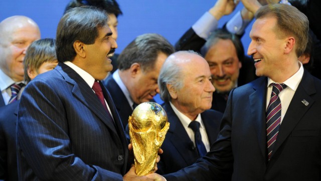 Fifa: WM-Vergabe: Großer Jubel in Zürich: Fifa-Präsident Blatter (mitte) neben Russlands stellvertretendem Premierminister Igor Shuvalov (rechts).