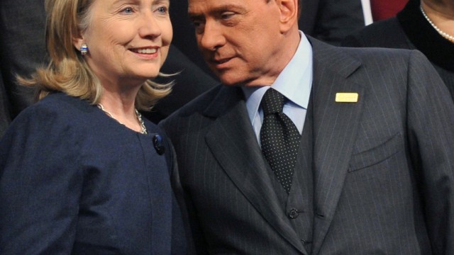 Außenministerium der USA: "Kein besserer Freund": Außenministerin Hillary Clinton schmeichelt dem Italiener Berlusconi, nachdem er in Depeschen ihrer Mitarbeiter als "aufgeblasen" beschrieben wurde.