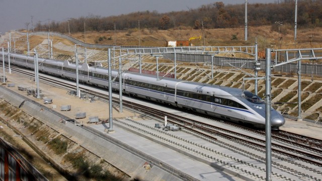Schnellzug: Rekordfahrt: Es war ein ganz normaler Personenzug, der mit 486,1 km/h jetzt in China einen neuen Geschwindigkeitsrekord aufgestellt hat.