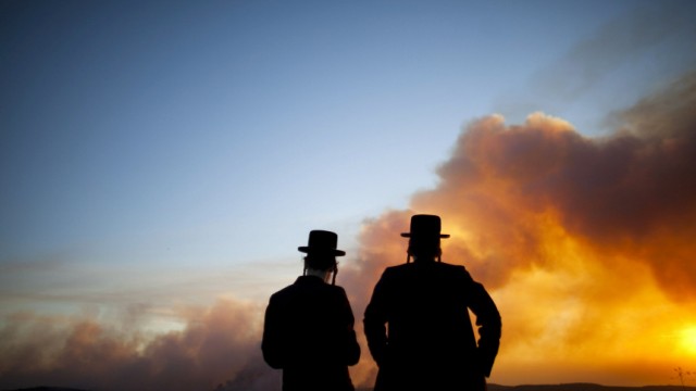 Waldbrände in Israel: Viele Israelis können den Feuern nur hilflos zusehen - aus sicherer Entfernung.
