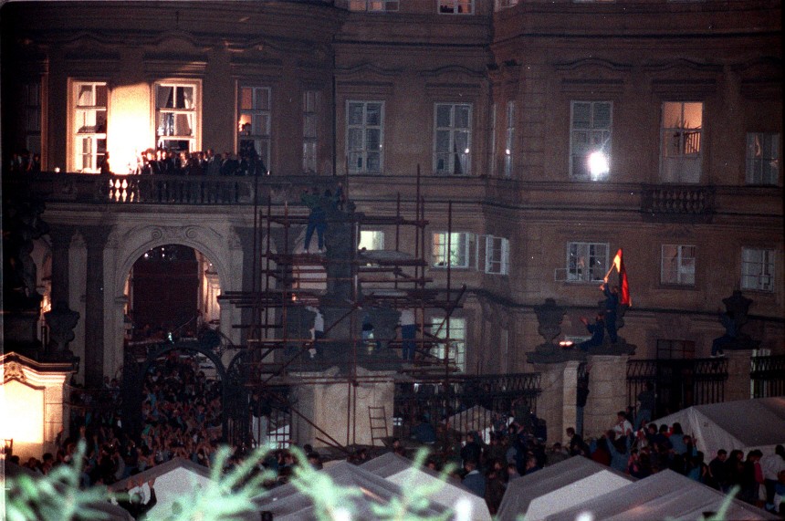 Hans-Dietrich Genscher auf dem Balkon der Prager Botschaft, 1989