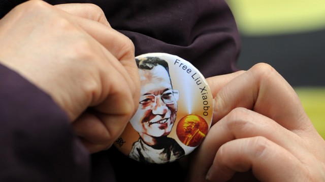 Friedensnobelpreis: Einen Tag vor der Nobelpreis-Verleihung demonstrierten Anhänger des Preisträgers Liu Xiaobo in Hongkong. Zum ersten Mal seit 75 Jahren wird weder der Preisträger noch einer seiner Stellvertreter den Preis in Oslo entgegennehmen können.