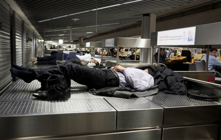 Übernachten auf dem Flughafen Schlafen Passagiere Terminal
