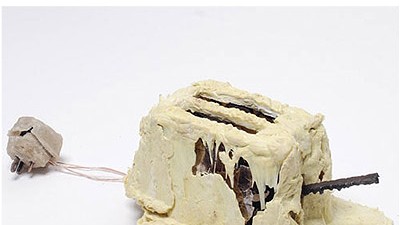 Experiment: Ein Elektrogerät bauen: Die bizarre Hülle des Toasters besteht aus einer Mischung von Kartoffelstärke und Essig.