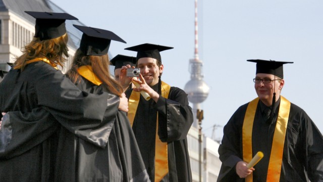 Gruppenbild vor Brandenburger Tor zum Studienabschluss