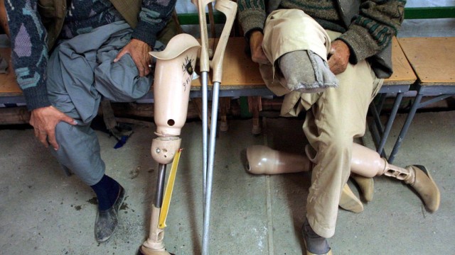 Opfer von Landminen warten auf Hilfe in Klinik in Kabul