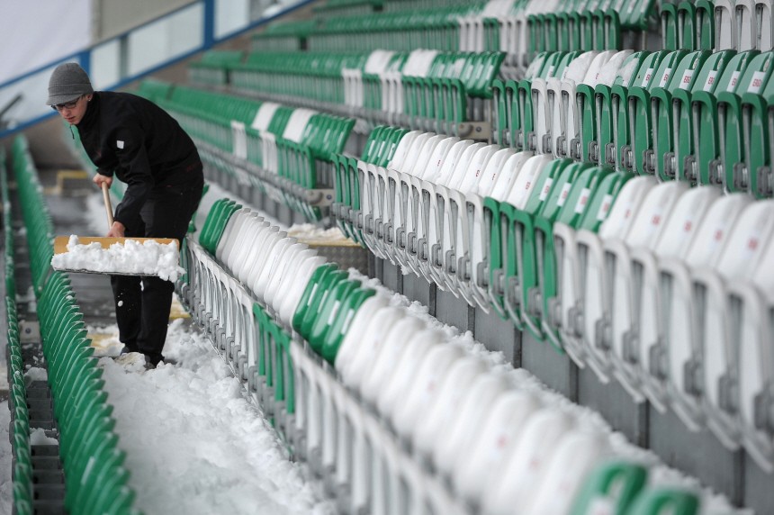 Fußballfans räumen Schnee in Trolli-Arena