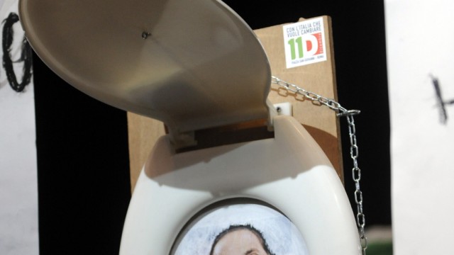 Vertrauensfrage in Italien: "Scaduto" - "überfällig" hat ein Demonstrant ein Bild von Ministerpräsident Silvio Berlusconi unterschrieben, der sich am Dienstag einem Misstrauensvorum stellen muss. Wie sich der Demonstrant den Ausgang der Abstimmung wünscht, ist angesichts der Wahl des Bilderrahmens eindeutig: Es ist ein Toilettensitz.