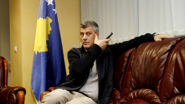 Parlamentswahlen im Kosovo: Hashim Thaci, Regierungschef des Kosovo, wartet in seinem Büro auf die Wahlergebnisse.
