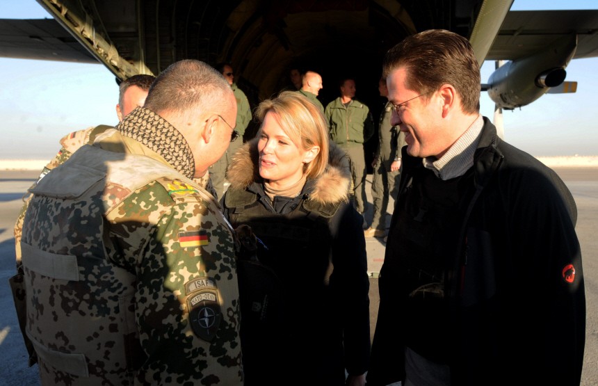 Verteidigungsminister zu Guttenberg und Frau besuchen Soldaten in Afghanistan