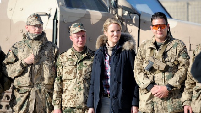 Verteidigungsminister zu Guttenberg und Frau besuchen Soldaten in Afghanistan