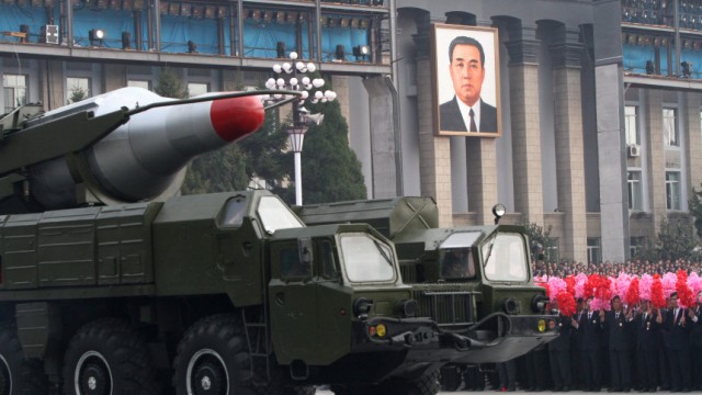 Nordkoreas Machthaber nimmt Parade ab