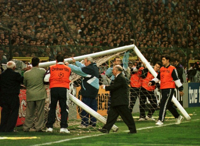 Helfer richten das Tor auf beim Halbfinale der Championsleague in Madrid, 1998