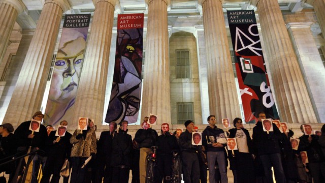 USA: Kunst-Streit in Washington: Demonstranten unterstützen den Künstler David Wojnarowicz vor der National Portrait Gallery in Washington: Sein Video war aus der Ausstellung entfernt worden.