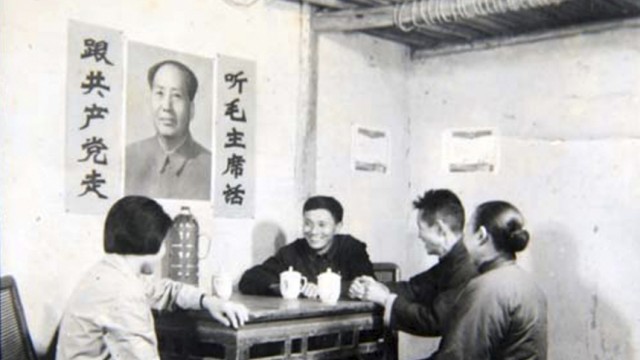 Reden wir über Geld: Wu Renbao (Mitte) in den sechziger Jahren: Dem Patriarchen ist Wissen die wichtigste Form des Wohlstands.