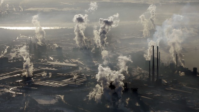 Neue EU-Grenzwerte: Rauchende Schornsteine bei Thyssen-Krupp in Duisburg. Die Stahlindustrie wehrt sich gegen verteuerte Emissionsrechte.