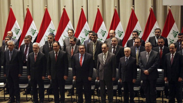 Politik kompakt: Ende eines langen Tauziehens: Das neue irakische Parlament präsentiert sich der Öffentlichkeit.
