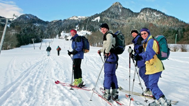 Wintersport: Touren entlang von Skipisten sind beliebt, weil der Aufstieg dort bequem und die Lawinengefahr gering ist.