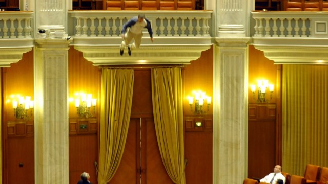 Romanian parliament session interrupted by a jumper from the visi