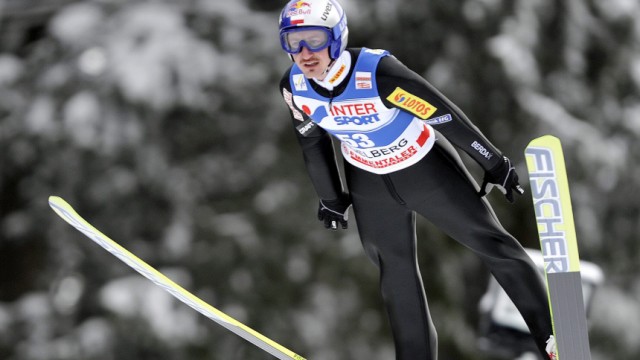 Skispringen: Vierschanzentournee: Der Pole Adam Malysz im Flug - durch die neue Windregel könnte zukünftig nicht mehr der weiteste Satz zum Sieg reichen.