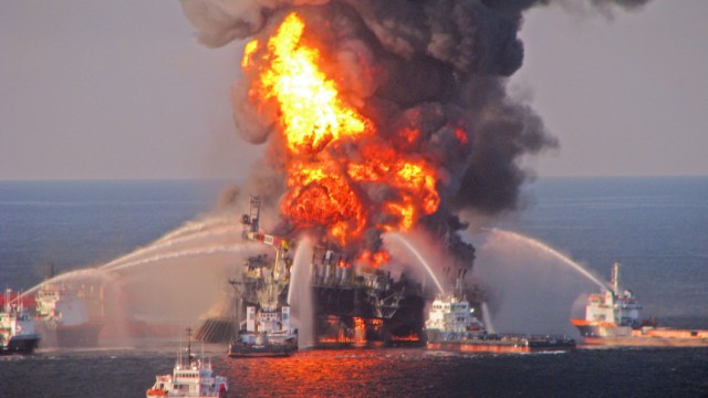 US sues BP and eight others for oil spill damages