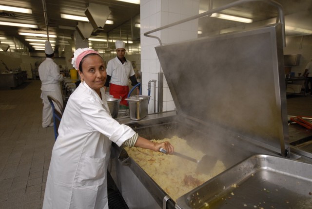 Tunesische Köche kochen für Garchinger Studenten, 2007
