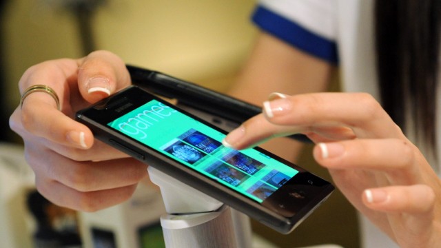 Mobile Zahlungssysteme: Vom Spielzeug zum Bezahlwerkzeug: Handys könnten mittelfristig die Kreditkarte ersetzen.