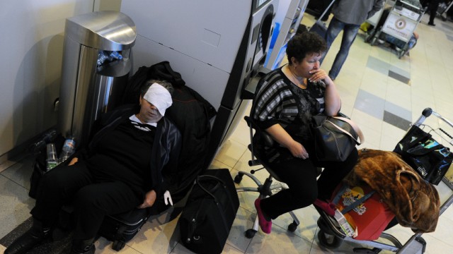 New York: Winterchaos: Am Flughafen Domodedowo warten Passagiere Stunde um Stunde darauf, endlich ihr Flugzeug besteigen zu können.
