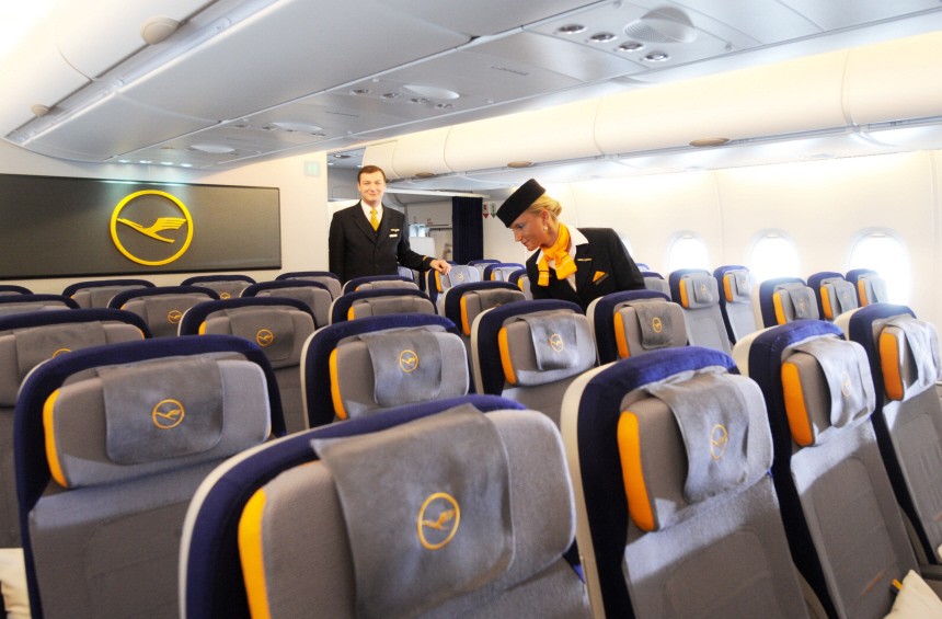 Lufthansa Airbus A380 Sitzreihen Stewardess Fulgzeug
