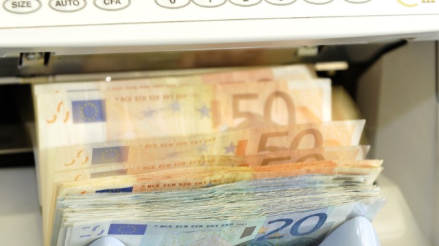 Gemeinschaftswährung: Contra: Maschinelle Zählung von Banknoten der europäischen Gemeinschaftswährung: "Geradezu ungeheuerlich und unter Fachleuten der Gipfel der Unredlichkeit ist es, wenn immer wieder behauptet wird, der Euro stütze Deutschlands Export und sei für unsere Volkswirtschaft ein Segen."