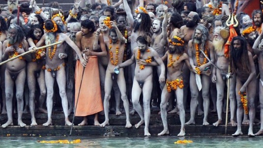 Hindu-Ritaula 'Pratham Shahi Snan' am Ganges-Flussufer