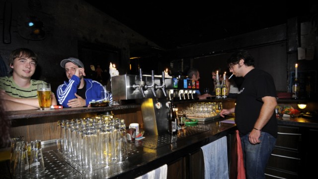 Filmdreh im Sündenpfuhl: An der Bar der legendären "Schwabinger 7" wird tagsüber gedreht und abends getrunken. Der Kneipe ist Schauplatz für den Kurzfilm "Ten".