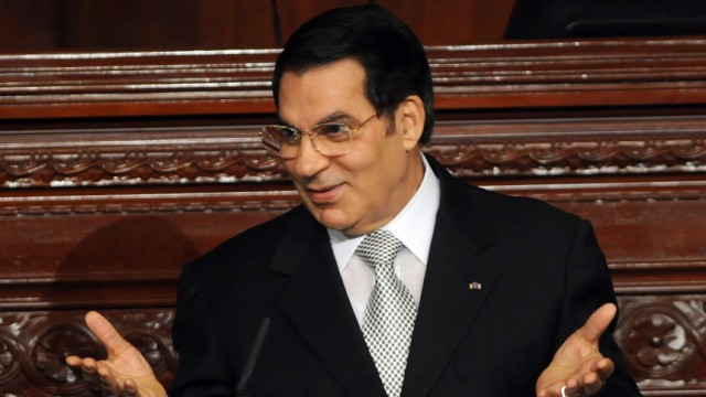 Protest in Tunesien: Militär im Einsatz: Seit mehr als zwei Jahrzehnten regiert Präsident Zine el-Abidine Ben Ali Tunesien mit harter Hand.