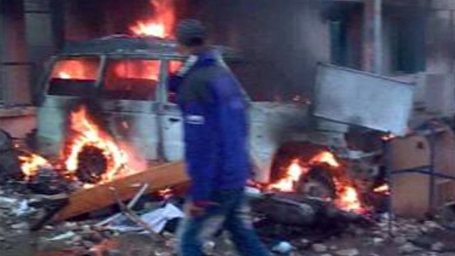 Ausschreitungen in Tunesien: Amateuraufnahme eines brennenden Autos in Douz: In der Stadt im Süden Tunesiens soll ein Urlauber getötet worden sein.