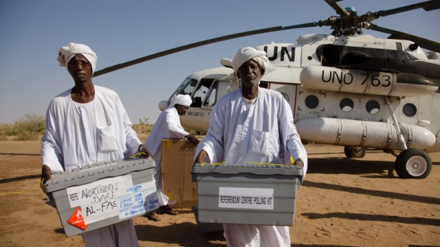 Politik kompakt: Ein UN-Hubschrauber bringt eine Hilfslieferung für die Krisenregion Darfur. UN-Mitarbeiter wurden jetzt verschleppt.