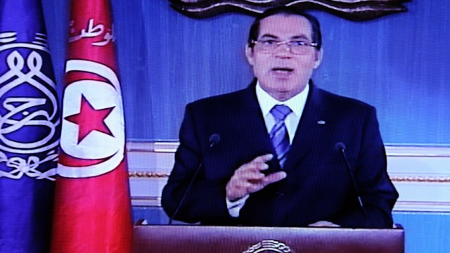 Tunesien: Tunesiens Präsident Zine el Abidine Ben Ali während der Fernsehansprache: Er versprach  Preissenkungen für Lebensmittel und Meinungsfreiheit für Journalisten.