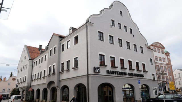 Raiffeisen-Volksbank Ebersberg-Grafing: Die Zentrale der Raiffeisen-Volksbank Ebersberg-Grafing ist durch eine Fusion mit der Bankgenossenschaft in der Kreisstadt selbst in ihrer Bedeutung gewachsen.